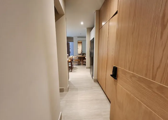 Ameth - Stylish Downtown With Rooftop Pool & Gym Apartment *